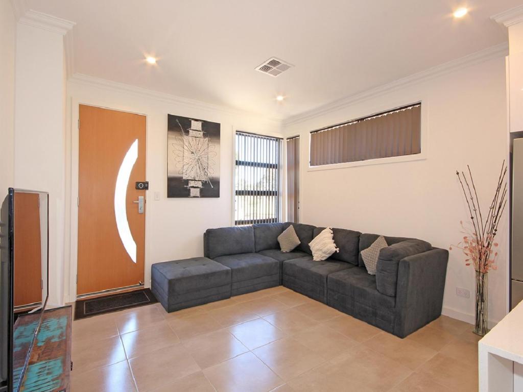 ✿Stylish Townhouse; with King Bed, NBN, Netflix, WIFI - Maison De Trois Chambres