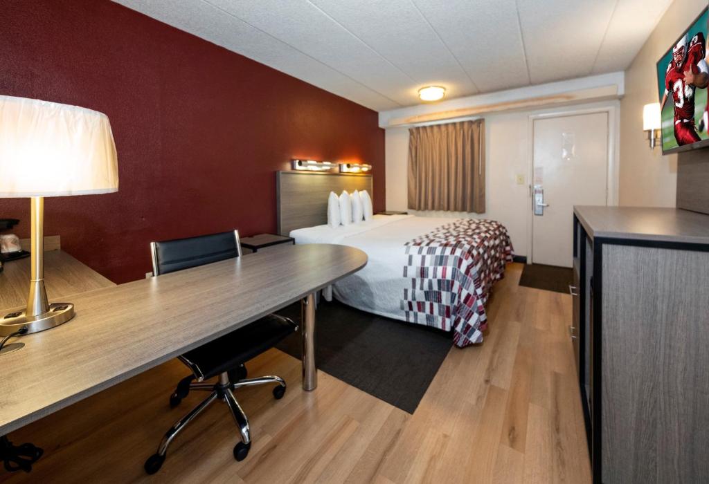Postel nebo postele na pokoji v ubytování Red Roof Inn Edison