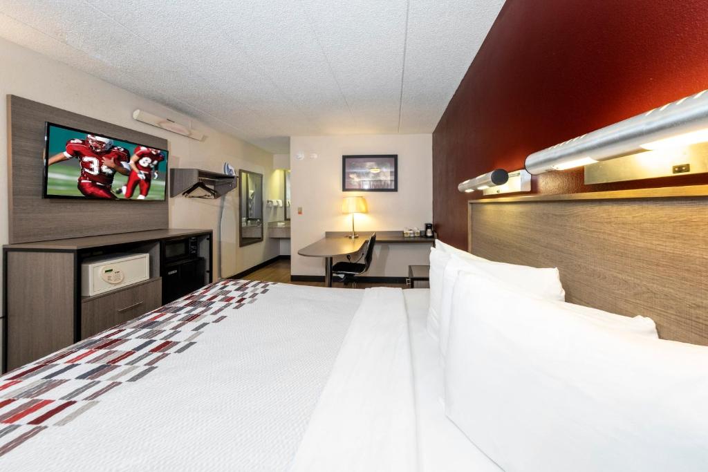 Postel nebo postele na pokoji v ubytování Red Roof Inn Edison