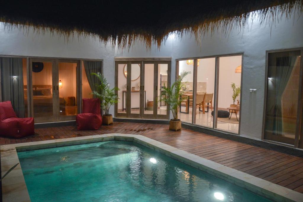 una piscina en medio de una casa en Villa Kayu en Gili Air