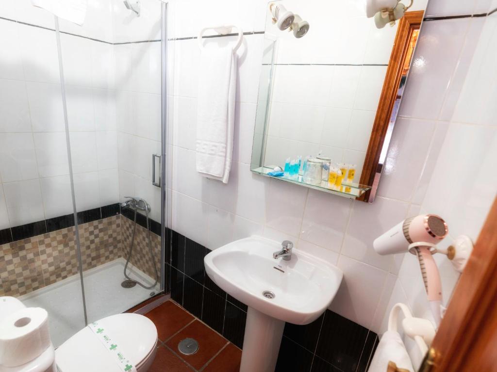 Un baño de Hotel Las Palmeras by Vivere Stays