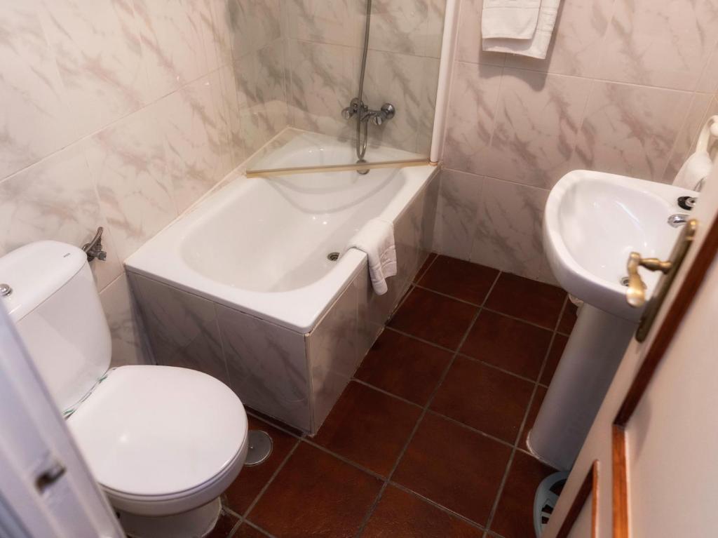 Un baño de Hotel Las Palmeras by Vivere Stays