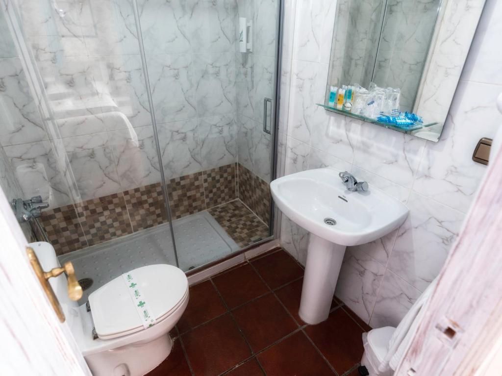 Un baño de Hotel Las Palmeras by Vivere Stays