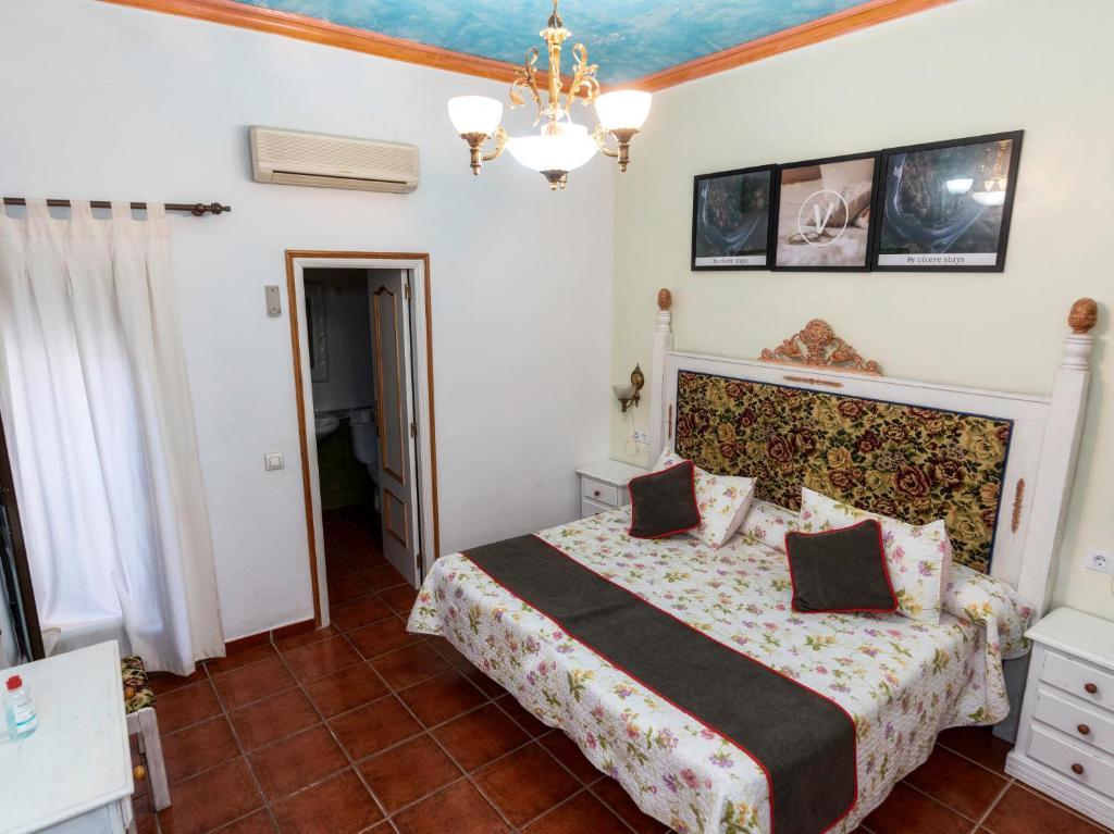 Cama o camas de una habitación en Hotel Las Palmeras by Vivere Stays