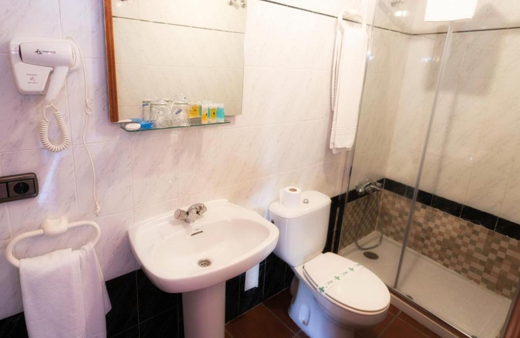 Un baño de Hotel Las Palmeras by Vivere Stays