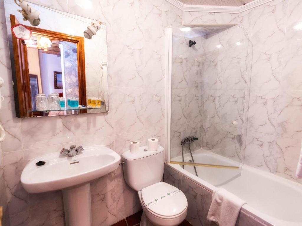 Un baño de Hotel Las Palmeras by Vivere Stays