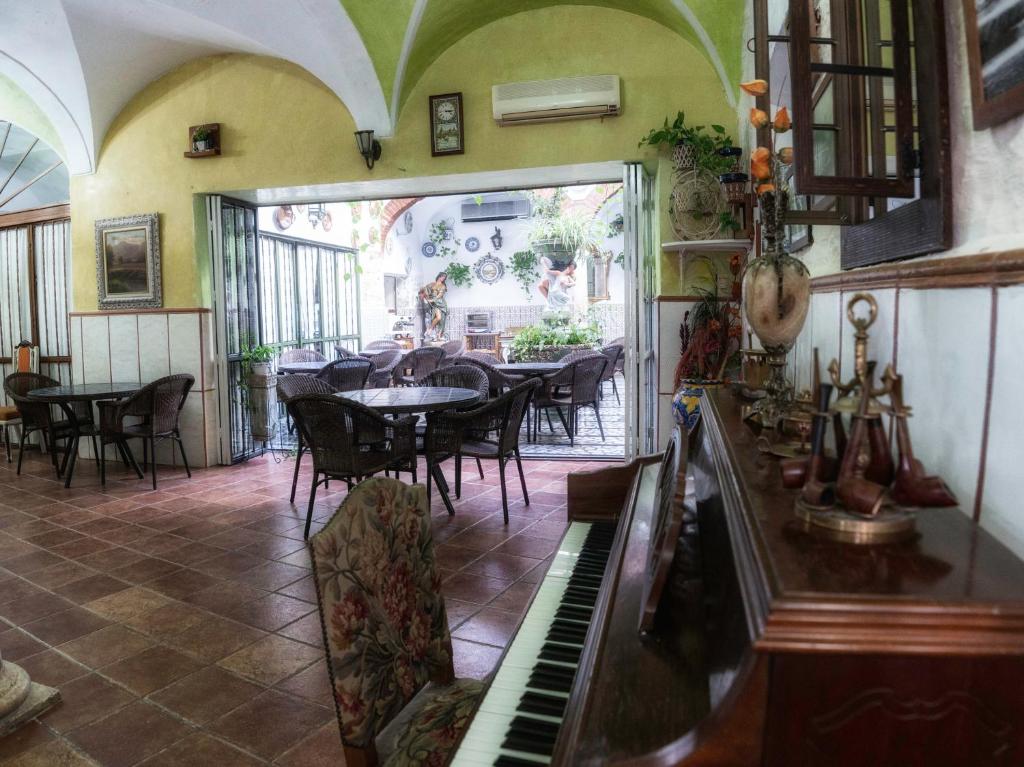 Un restaurante o sitio para comer en Hotel Las Palmeras by Vivere Stays