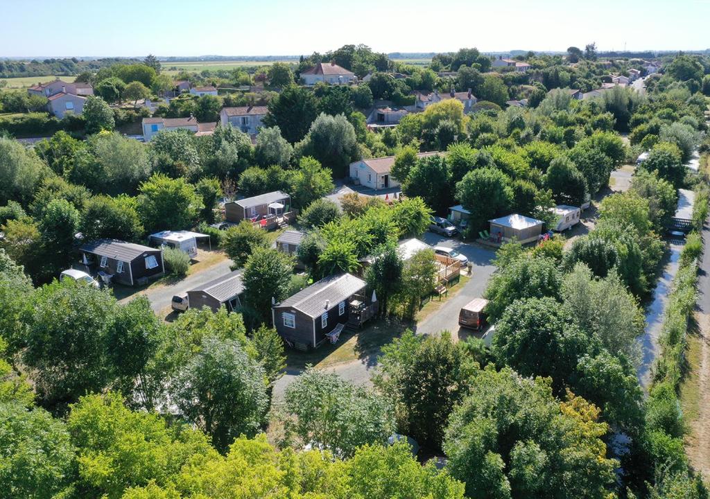 Chaillé-les-MaraisCamping l'île Cariot的树木繁茂的公园鸟瞰图