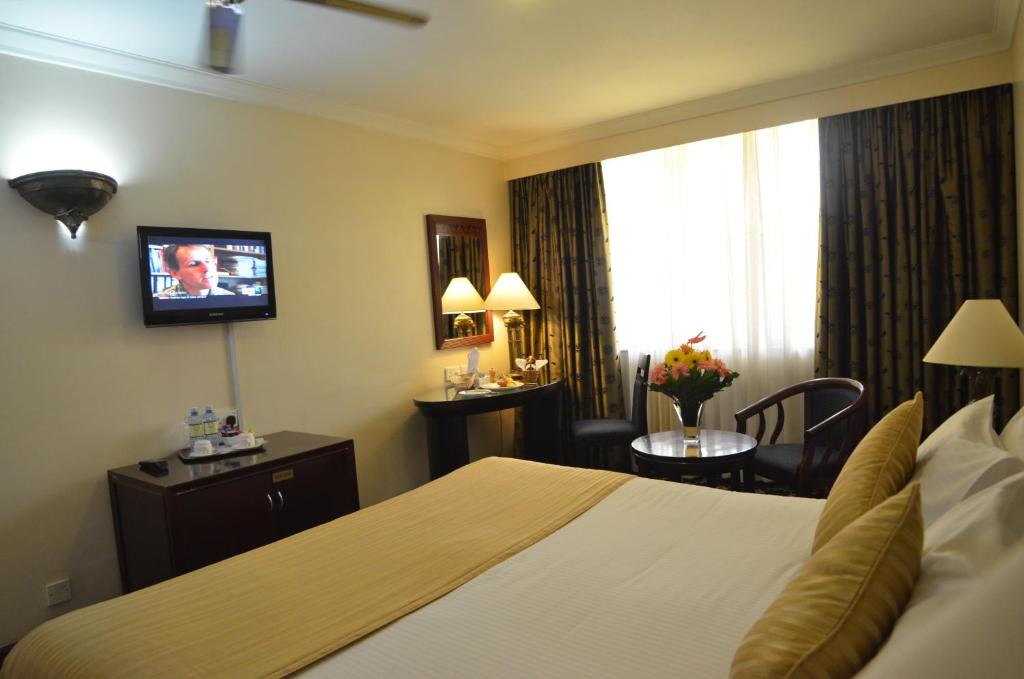 TV a/nebo společenská místnost v ubytování Jacaranda Hotel Nairobi