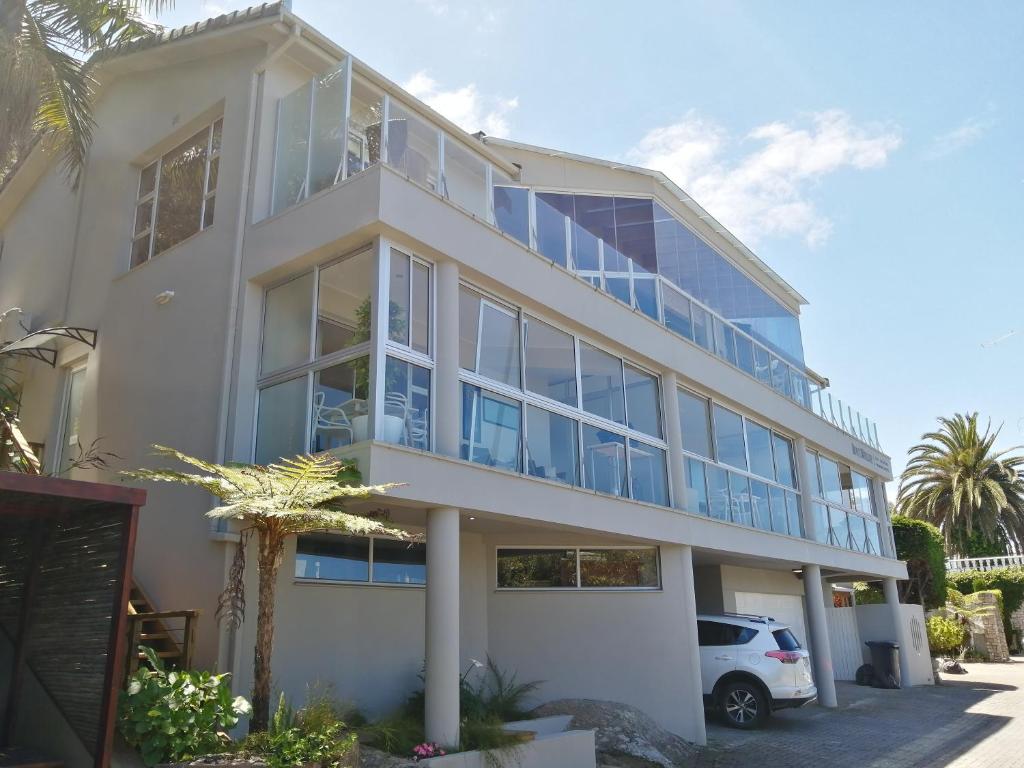 un gran edificio blanco con muchas ventanas en IdylWilde en Wilderness