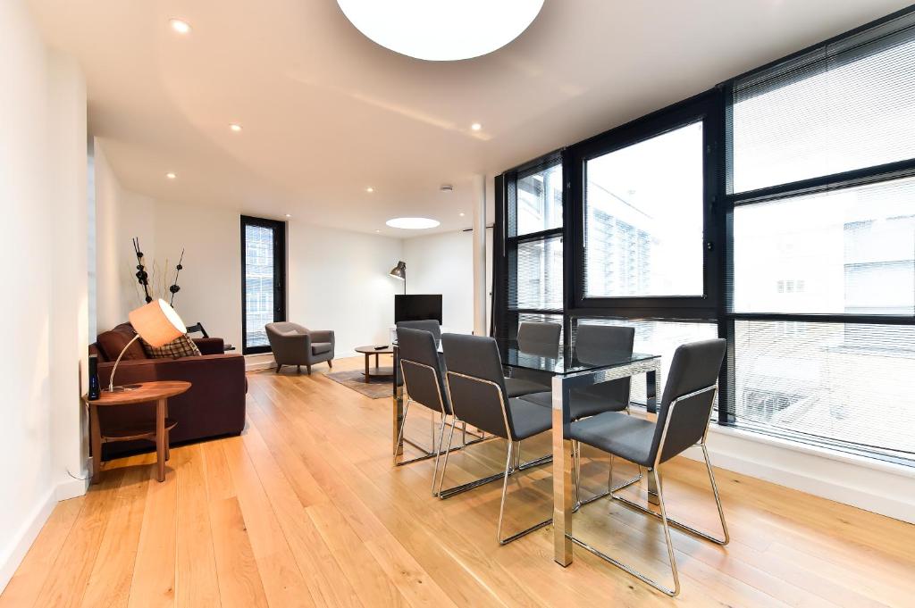 a living room with a table and chairs at London Bridge Central Apartments in London