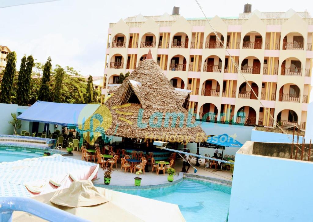 Bazén v ubytování Lambada Holiday Resort Mombasa nebo v jeho okolí
