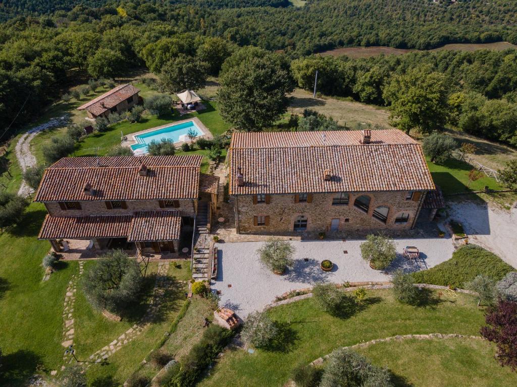 - une vue aérienne sur une maison avec une piscine dans l'établissement Villa I Due Casali, à Preggio