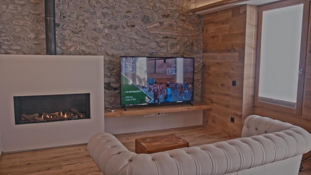TV a/nebo společenská místnost v ubytování Hotel Els Caçadors de Ribes
