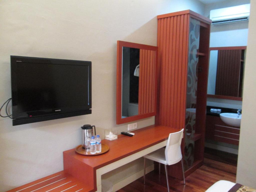 TV a/nebo společenská místnost v ubytování Hotel Trio Indah 2
