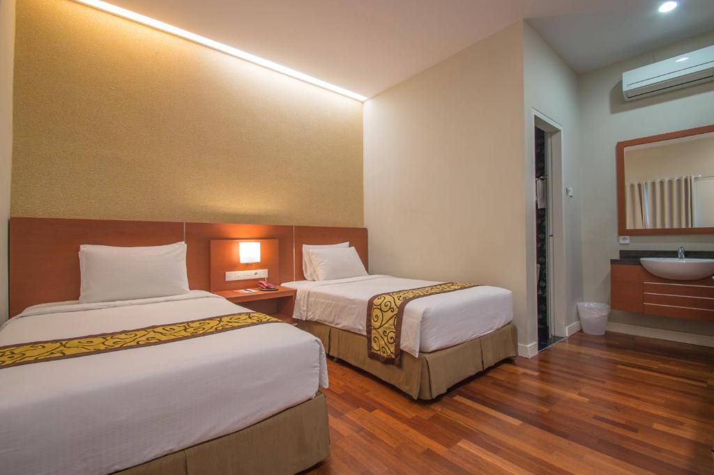 Postel nebo postele na pokoji v ubytování Hotel Trio Indah 2
