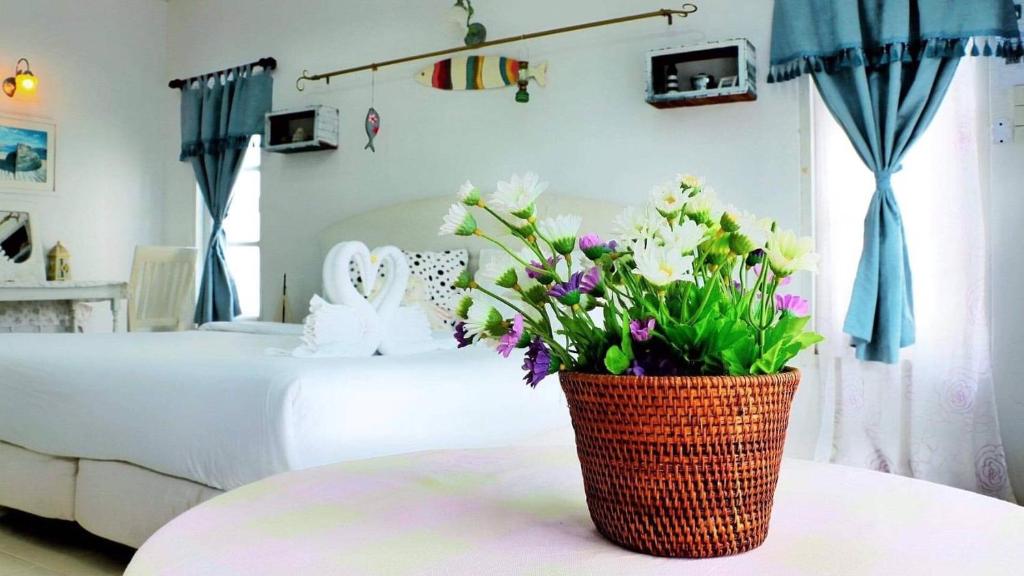 Postel nebo postele na pokoji v ubytování Prathana Garden Beach Resort