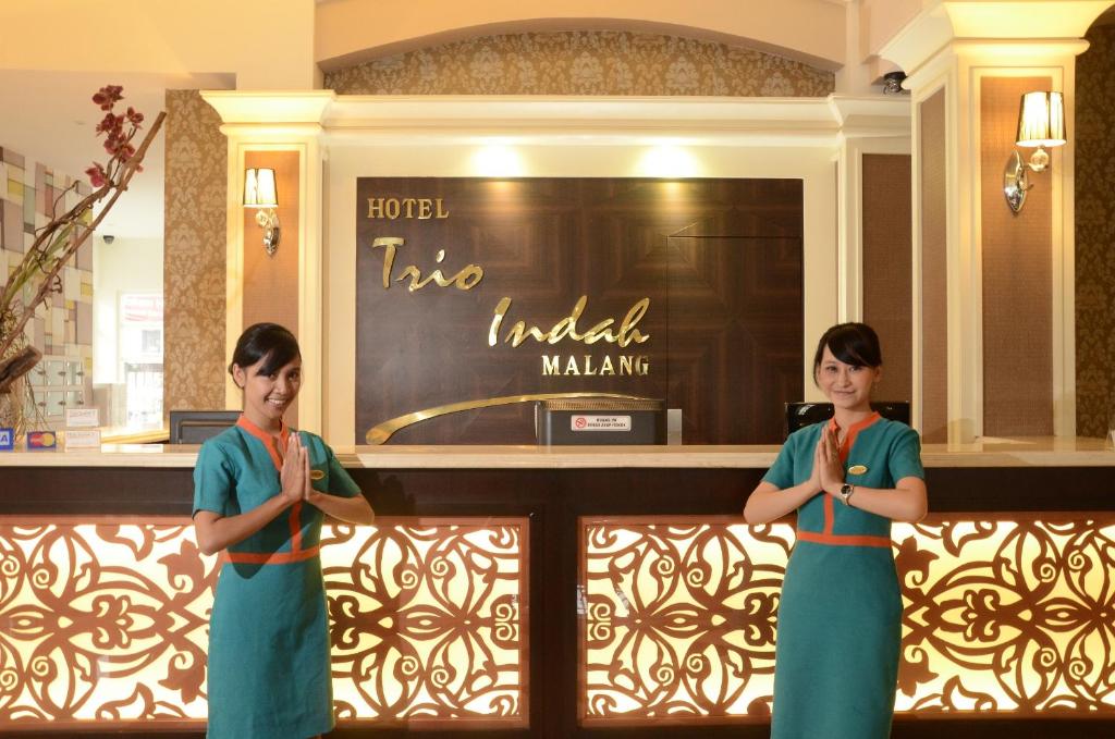 Členové personálu v ubytování Hotel Trio Indah 2