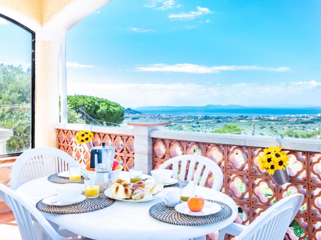 einen Tisch mit Speisen auf einem Balkon mit Meerblick in der Unterkunft Apartment Villa Hydra by Interhome in Roses