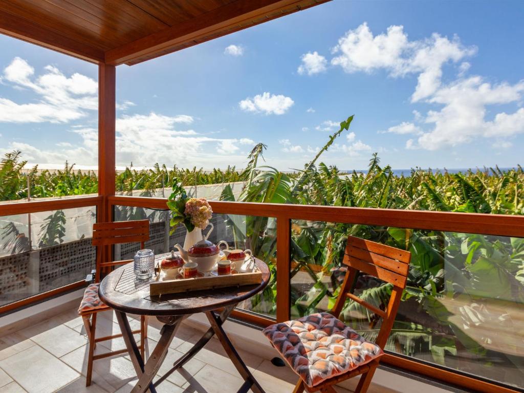 einen Tisch und zwei Stühle auf einem Balkon mit Aussicht in der Unterkunft Holiday Home Los Jablitos by Interhome in Las Indias