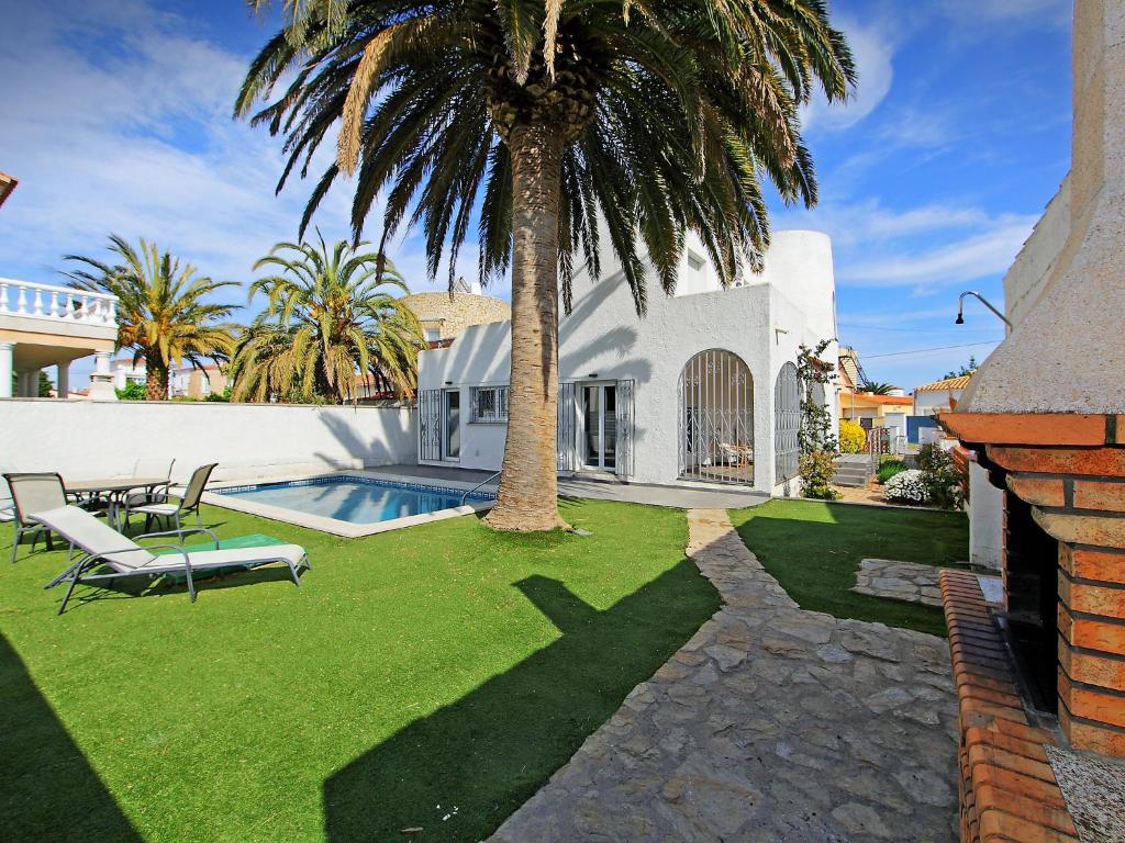 Bazén v ubytovaní Holiday Home Alberes by Interhome alebo v jeho blízkosti