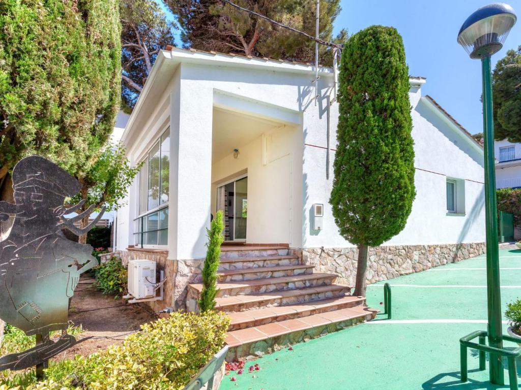Casa blanca con escaleras y árboles en Holiday Home La Chumberita by Interhome, en Llançà