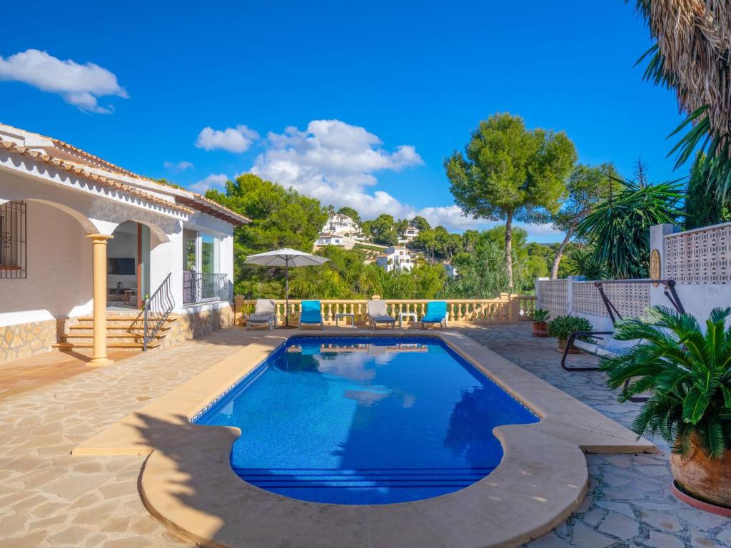 - une piscine dans l'arrière-cour d'une maison dans l'établissement Holiday Home Encinas by Interhome, à Moraira