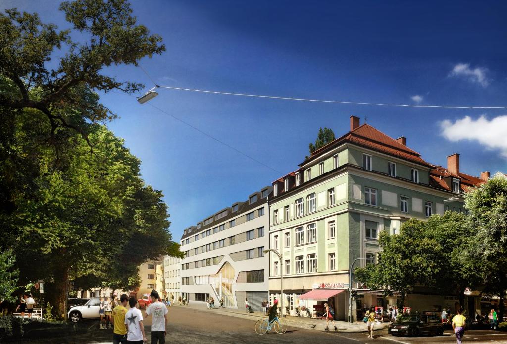 una cometa volando en el cielo sobre un edificio en Jugendherberge München City, en Múnich