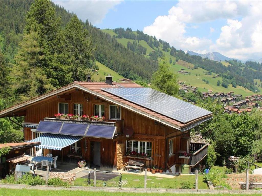 ツヴァイジンメンにあるApartment Burkhalter by Interhomeの屋根に太陽光パネルを敷いた家