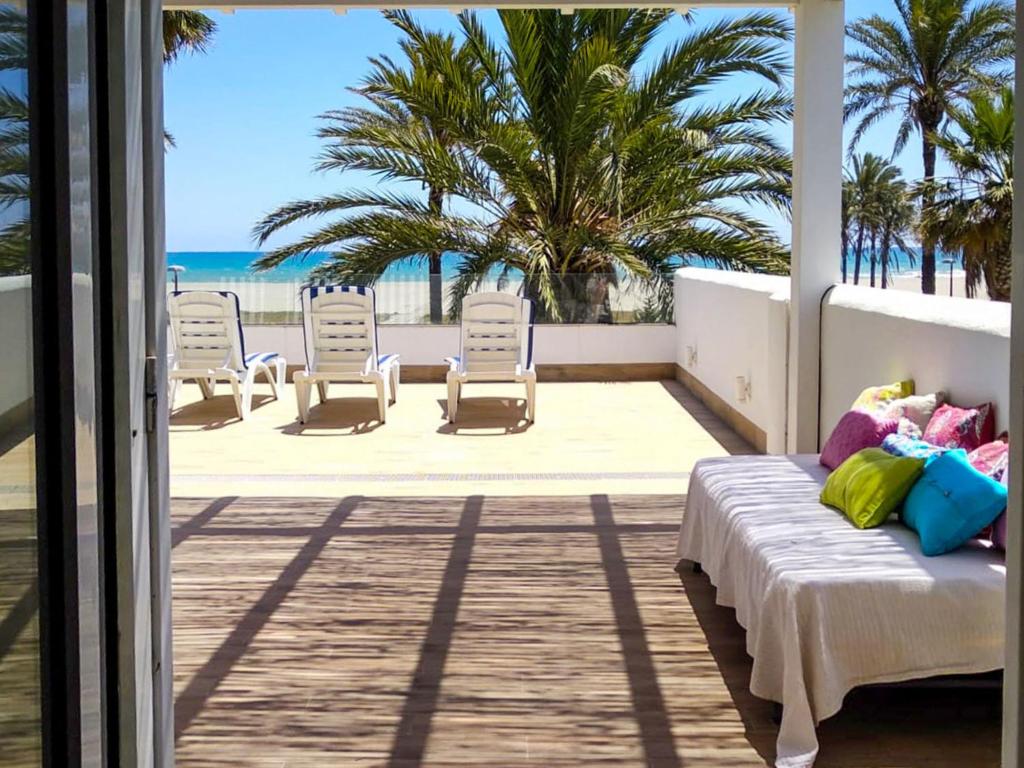 una camera con letto su un balcone con vista sulla spiaggia di Holiday Home Los Frasquitos by Interhome a Vera