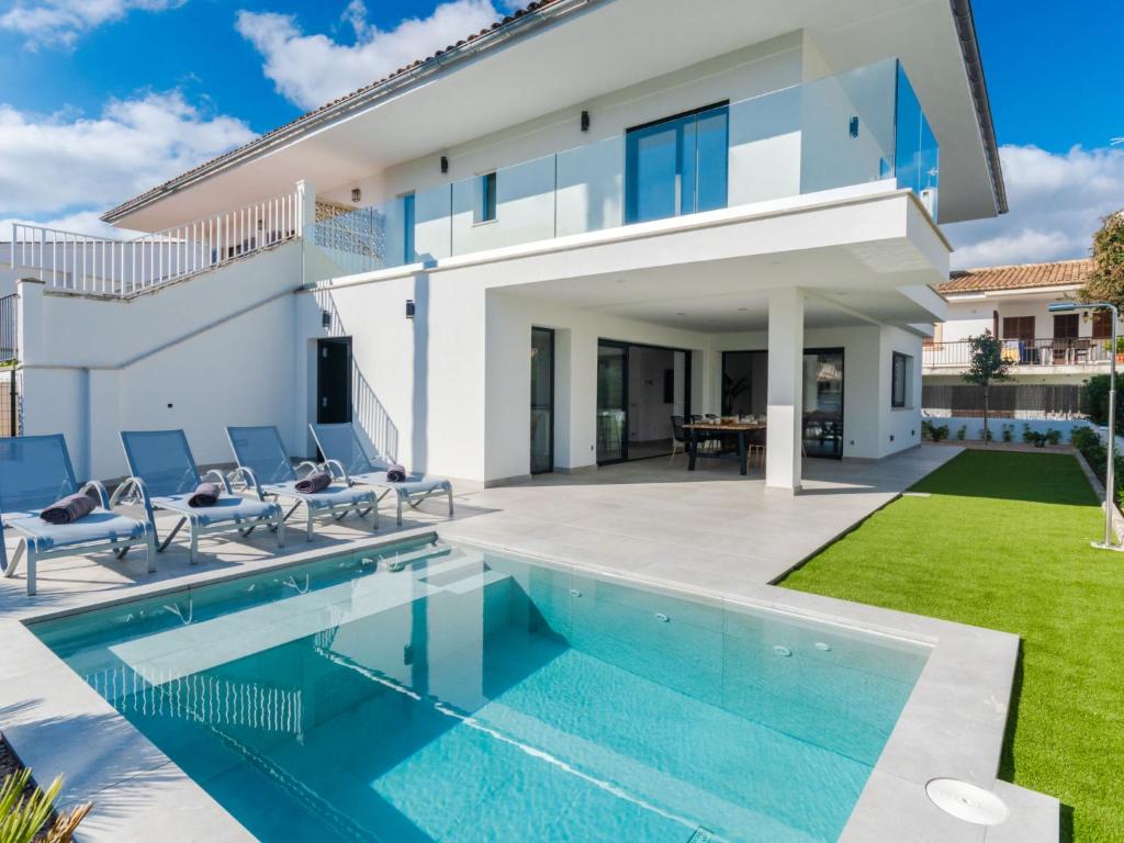 Bazén v ubytovaní Holiday Home Ca na Cati by Interhome alebo v jeho blízkosti