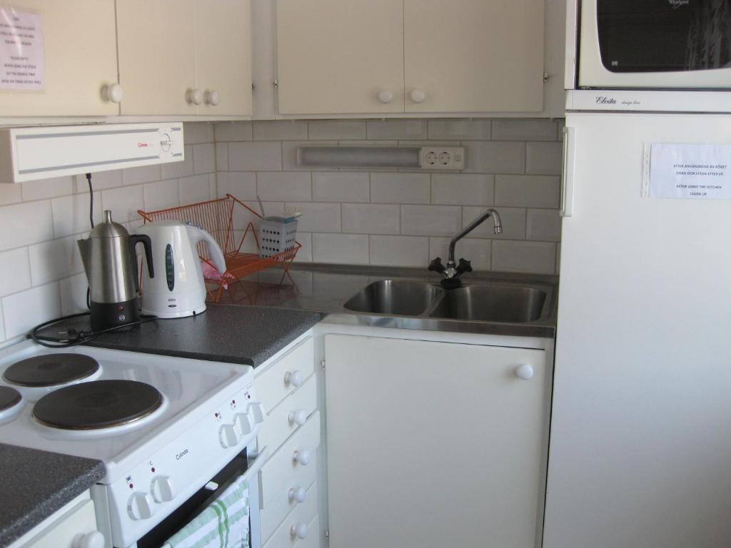 Kuchyň nebo kuchyňský kout v ubytování Hotell Samegård