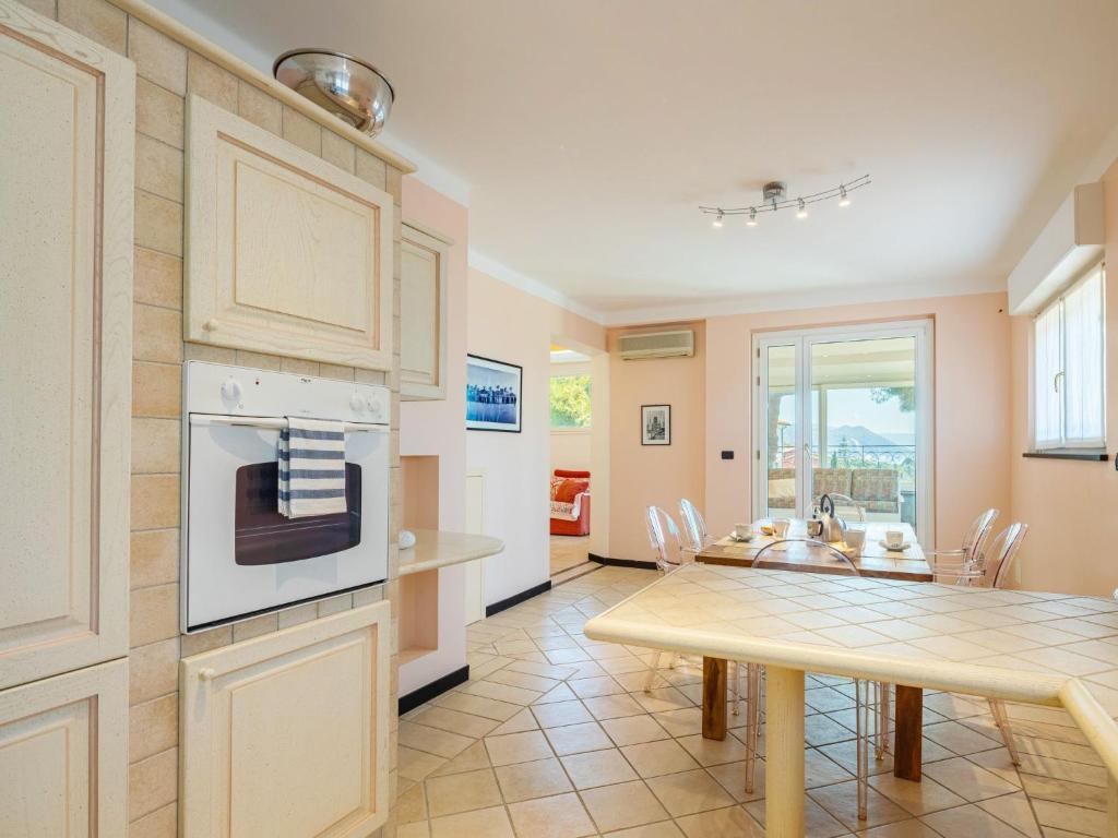 Kuchnia lub aneks kuchenny w obiekcie Villa Aldo by Interhome