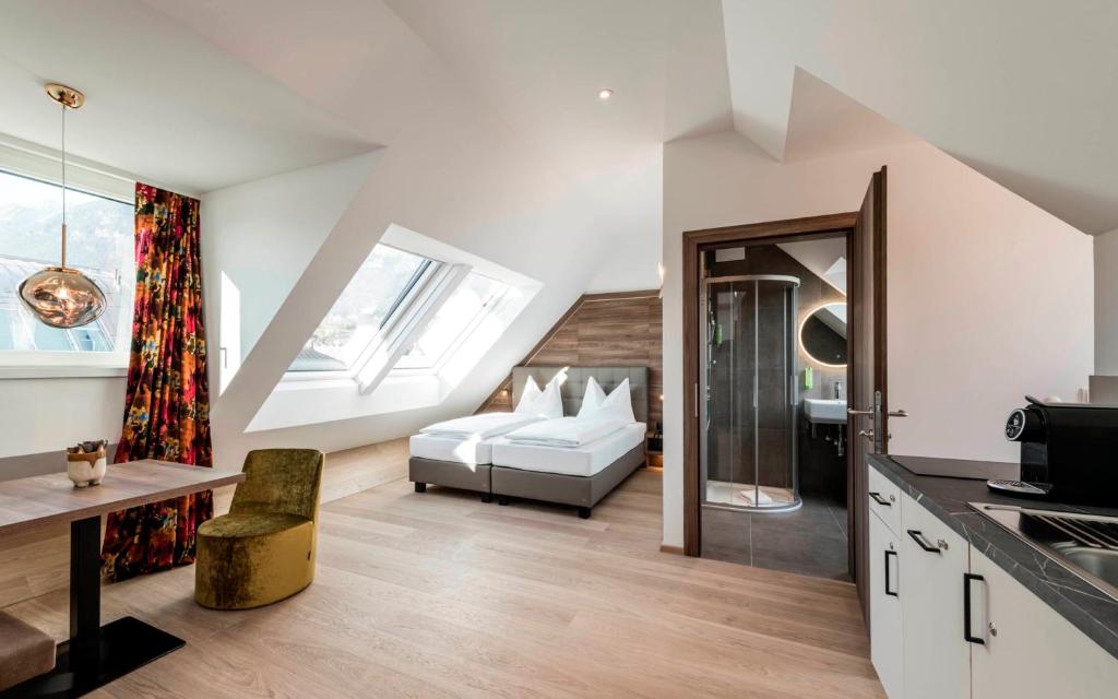 eine Küche und ein Wohnzimmer mit einem Sofa und einem Tisch in der Unterkunft Hotel Zach in Innsbruck