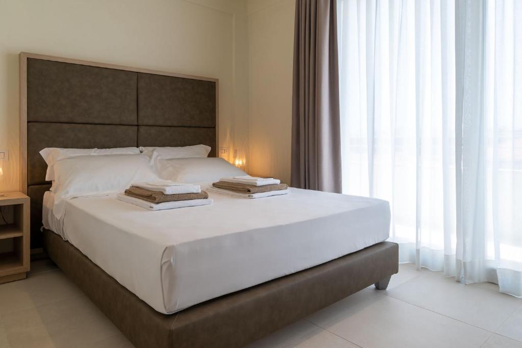 Postel nebo postele na pokoji v ubytování Palace Lido Hotel & Suites