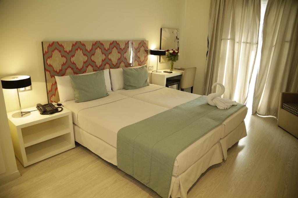 Voodi või voodid majutusasutuse Al Mandari Hôtel Tétouan toas