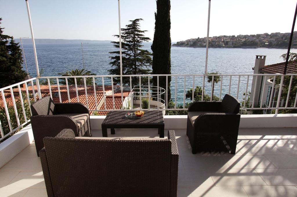 d'une terrasse avec des chaises et une table et une vue sur l'eau. dans l'établissement Apartman Mavarcica A4, à Trogir