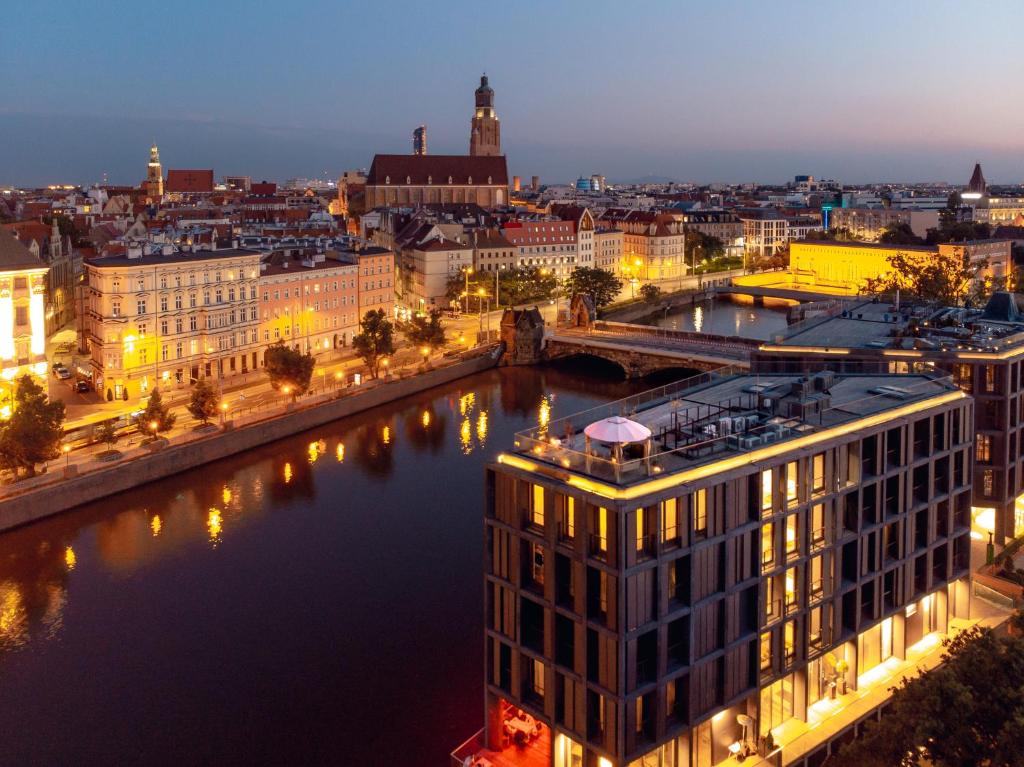 una vista de la ciudad de Viena por la noche en EXCLUSIVE Aparthotel MARINA en Wroclaw