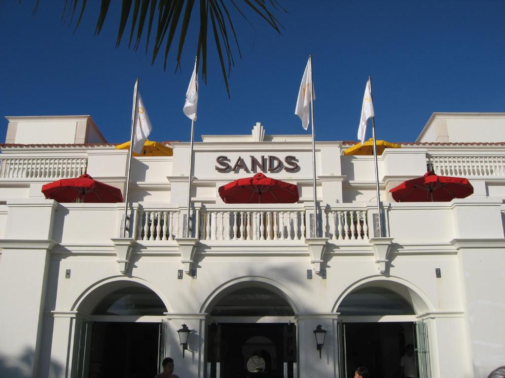 un bâtiment blanc avec un panneau sur son côté dans l'établissement Boracay Sands Hotel, à Boracay