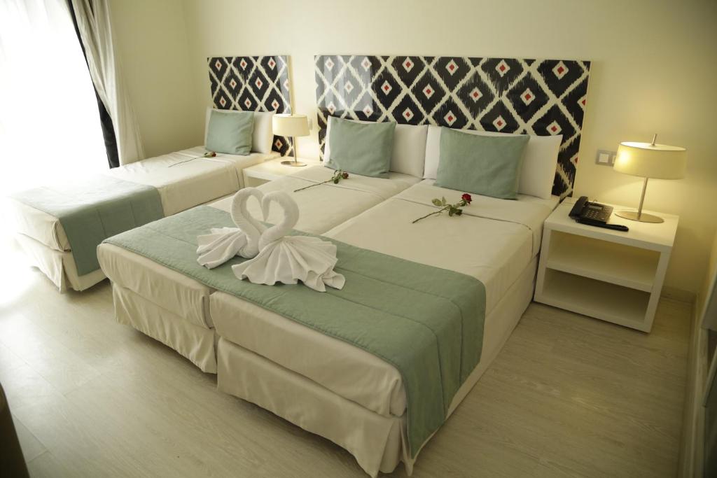 Voodi või voodid majutusasutuse Al Mandari Hôtel Tétouan toas