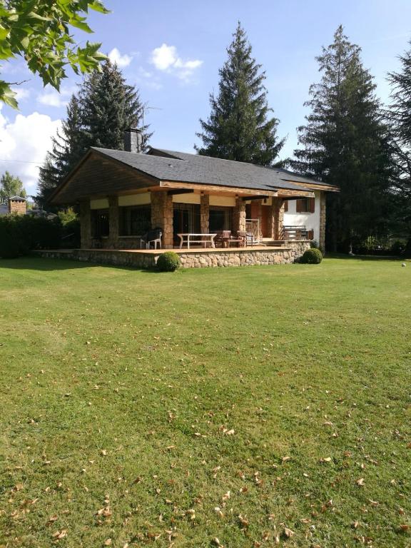 拉斯卡弗里亚Casa Etna的前面有大片草地的房子