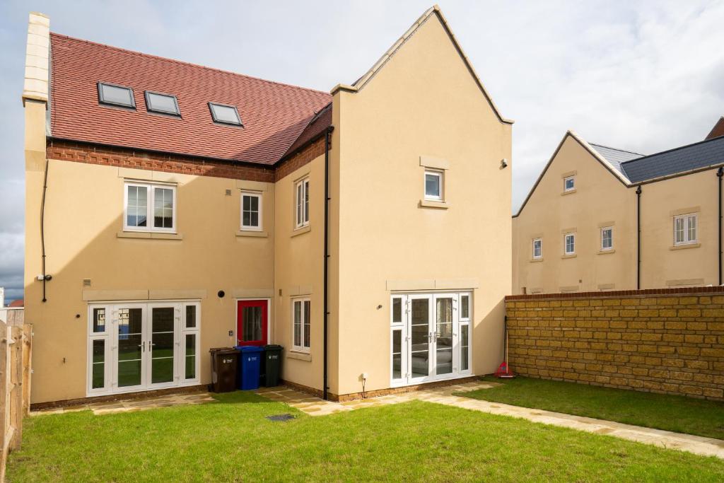 Gallery image of 6 Bedroom New Build Detached House in Bicester in Bicester