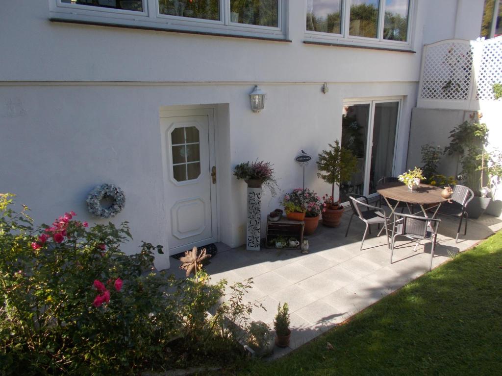 a patio with a table and chairs in front of a house at Schlei-Rose in Kappeln