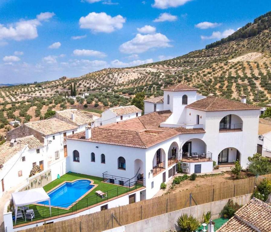 ein Bild einer Villa mit einem Pool in der Unterkunft Casa Rural Don Lope in El Cañuelo