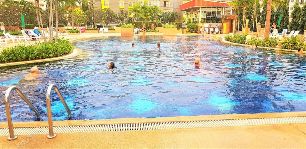 Bazén v ubytování Superb 1 bed at Jomtien Beach nebo v jeho okolí