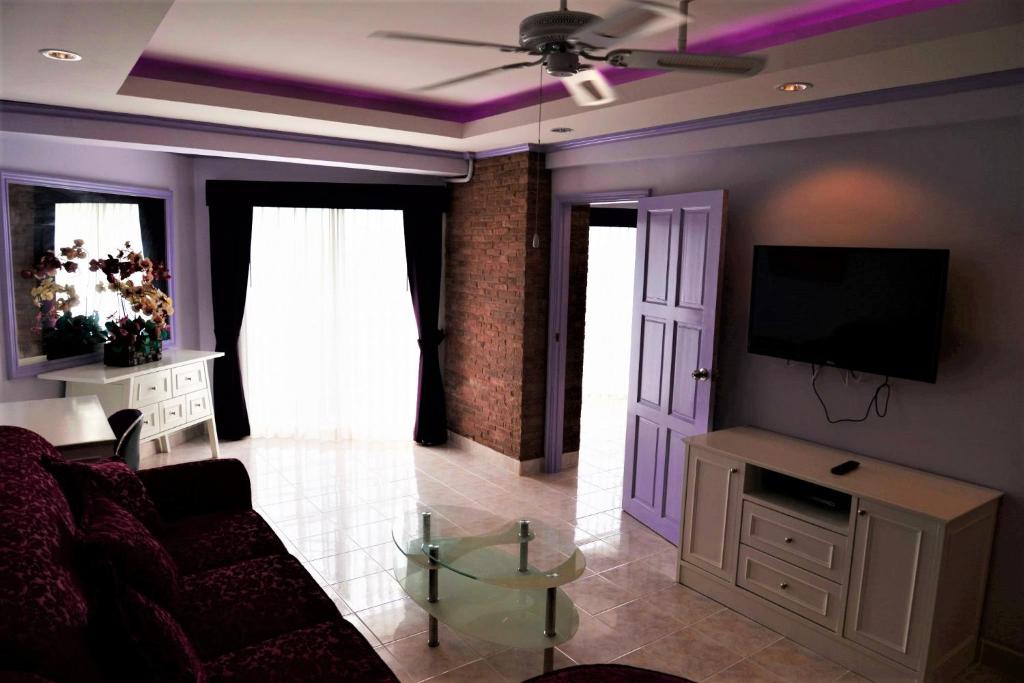 TV a/nebo společenská místnost v ubytování Superb 1 bed at Jomtien Beach