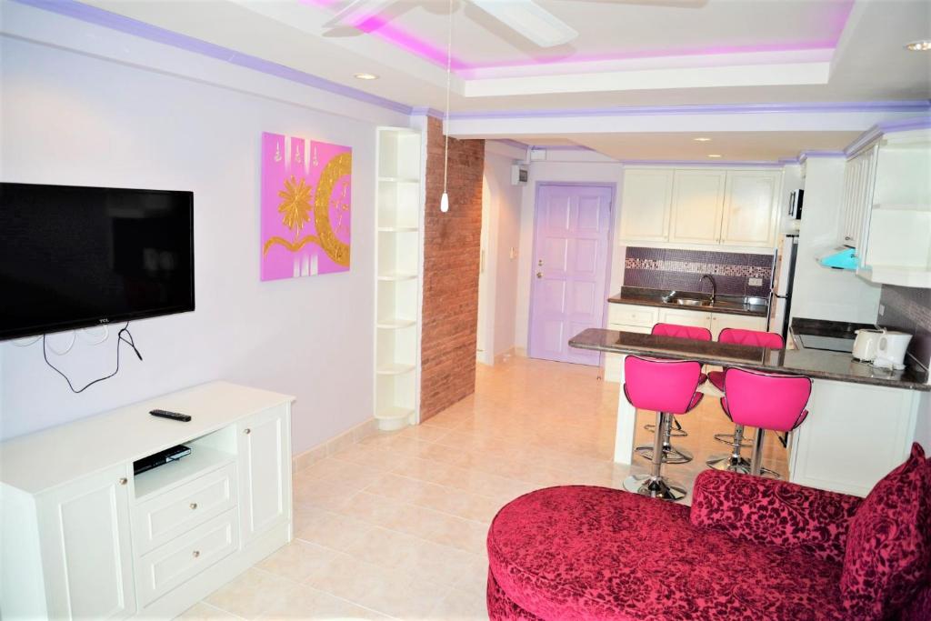 TV a/nebo společenská místnost v ubytování Superb 1 bed at Jomtien Beach