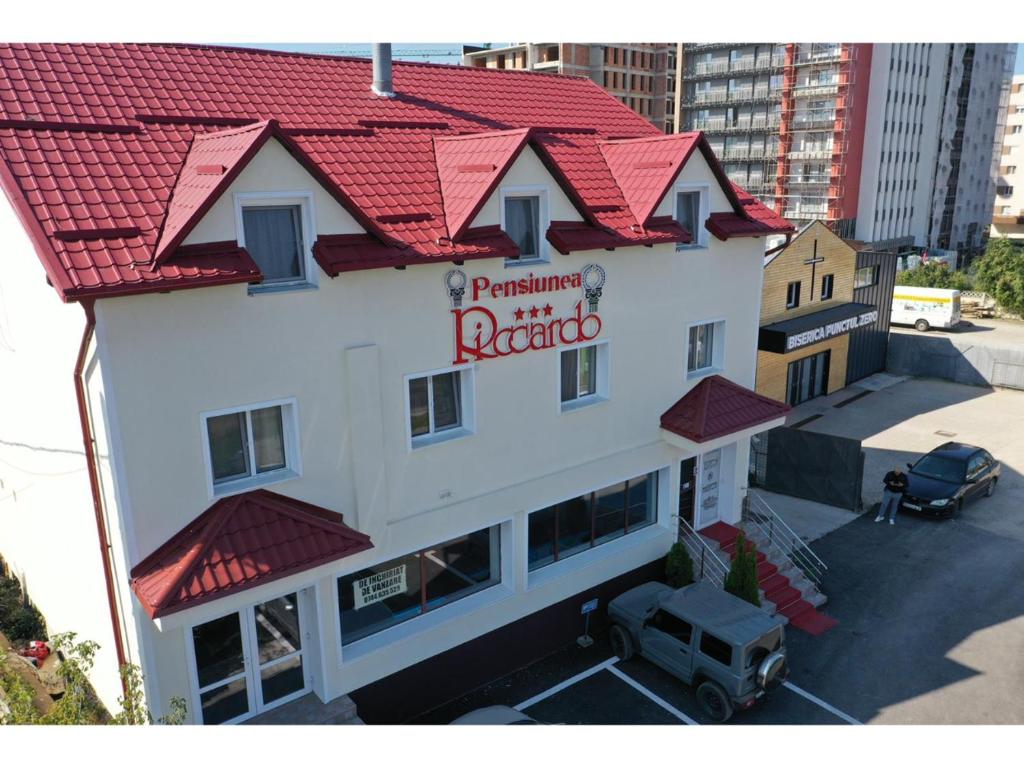 una vista aérea de un restaurante con techo rojo en Pensiunea Riccardo, en Brasov