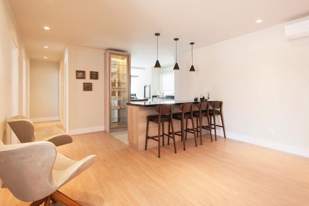  Apartamento junto à Rua Coberta de Canela - Alto Padrão