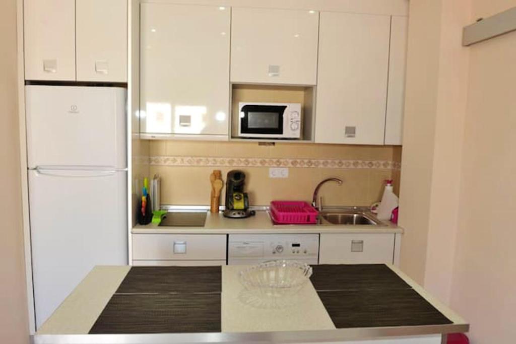 Kuchyňa alebo kuchynka v ubytovaní Modern apartment in Torrevieja, 60 m², near beaches